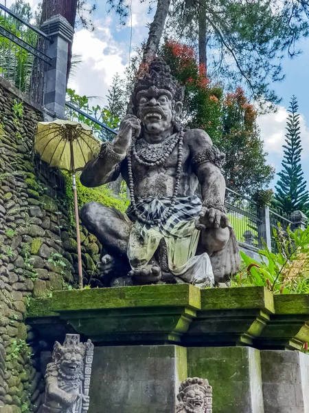 Socha v hinduistickém chrámu Pura Tirta Empul — Stock fotografie