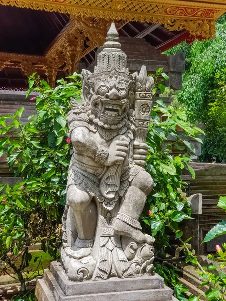 Socha v hinduistickém chrámu Pura Tirta Empul — Stock fotografie