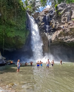 Turistler Ubud Tegenungan şelale yüzmek, Bali, Indones