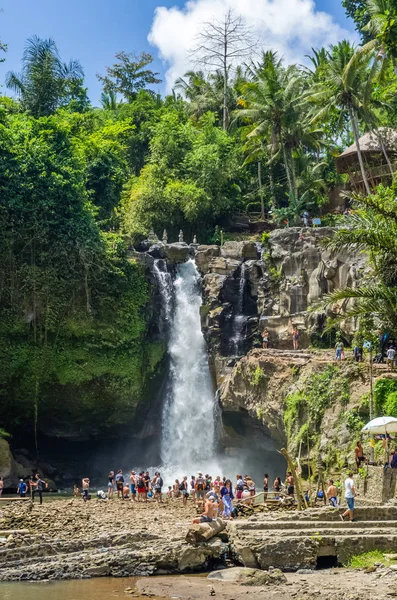 Turistler Ubud Tegenungan şelale yüzmek, Bali, Indones — Stok fotoğraf