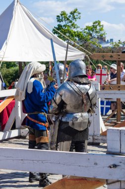 Geleneksel ortaçağ festivali sırasında kılıç savaşı