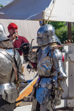 Geleneksel ortaçağ festivali sırasında kılıç savaşı