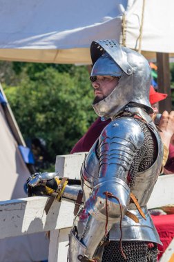 Geleneksel ortaçağ festivali sırasında kılıç savaşı