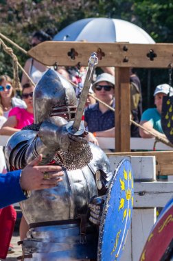 Geleneksel ortaçağ festivali sırasında kılıç savaşı