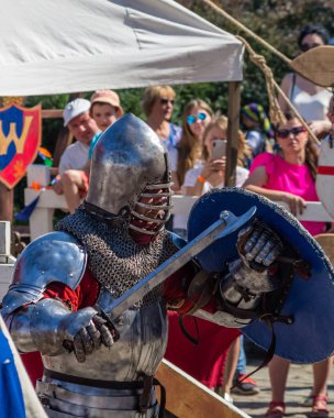 Geleneksel ortaçağ festivali sırasında kılıç savaşı