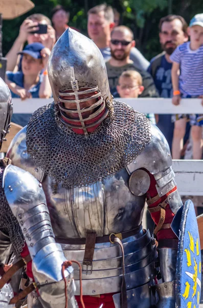 Schwertkampf beim traditionellen Mittelalterfest — Stockfoto