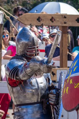 Geleneksel ortaçağ festivali sırasında kılıç savaşı