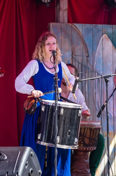 Portret van een muzikant vrouw in traditionele middeleeuwse kleren Pla — Stockfoto