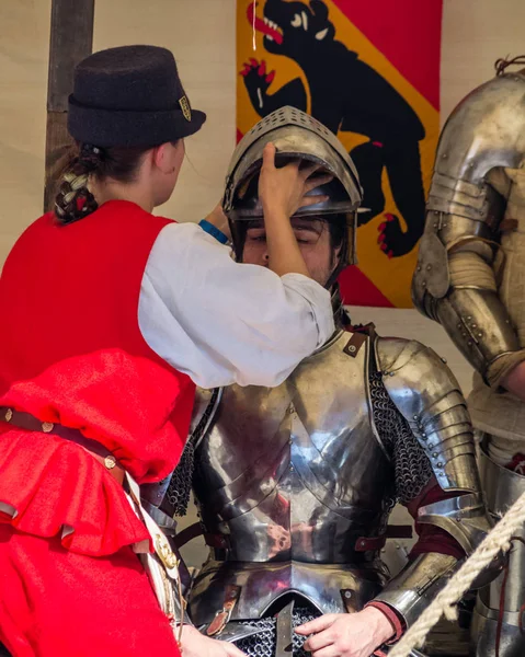 従者は戦いの後に騎士がヘルメットを脱ぐのを助ける — ストック写真