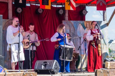 Geleneksel medi bir erkek ve kadın müzisyen grup portresi