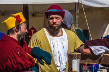 Yıllık m sırasında geleneksel ortaçağ giysileri Adam portre