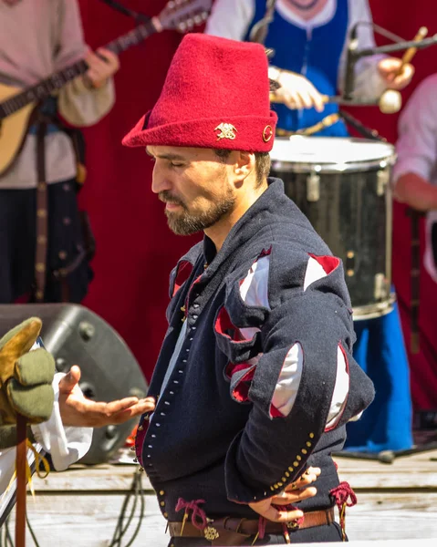 Retrato de homem em roupas medievais tradicionais durante o m anual — Fotografia de Stock