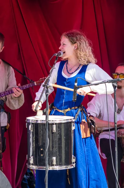 Portret van een muzikant vrouw in traditionele middeleeuwse kleren Pla — Stockfoto