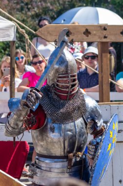 Geleneksel ortaçağ festivali sırasında kılıç savaşı