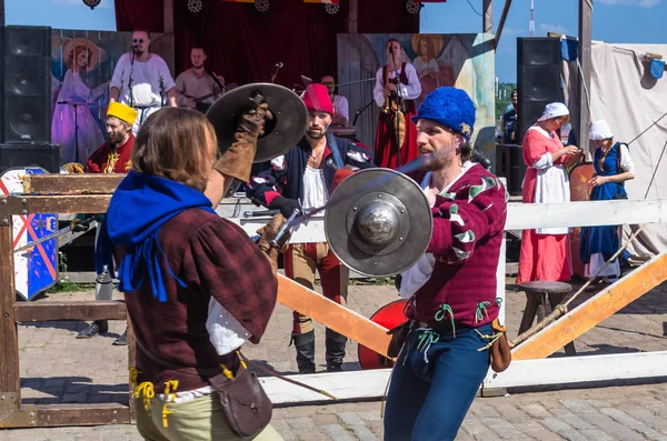 Batalha de espadas durante o tradicional festival medieval — Fotografia de Stock