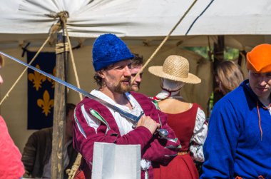 adam için kılıcı ile