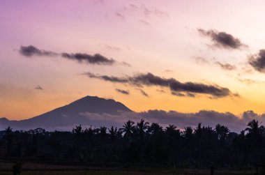 Ubud, Bali, Endonezya'da inanılmaz gün doğumu manzarası