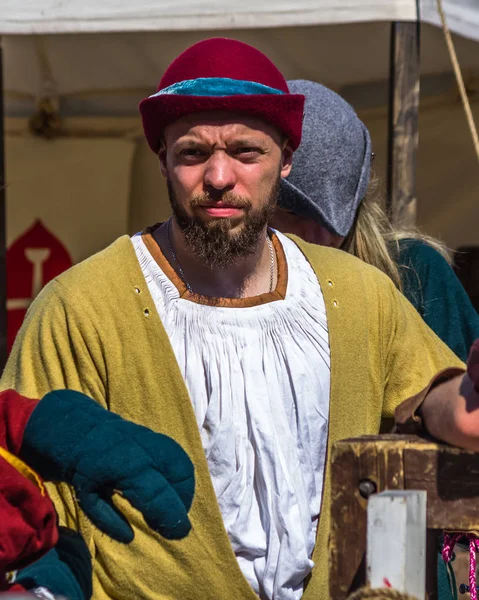 Retrato de homem em roupas medievais tradicionais durante o m anual — Fotografia de Stock