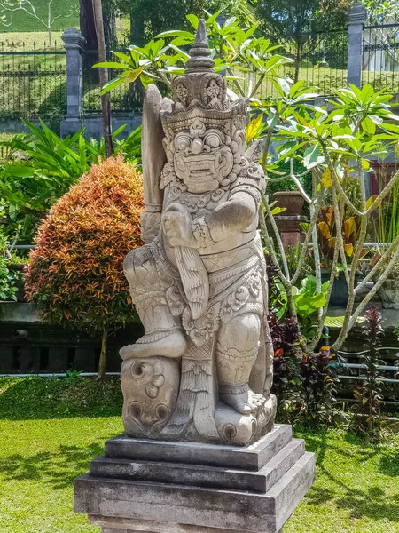 힌두교 사원 푸라 티르타 엠풀의 동상 — 스톡 사진