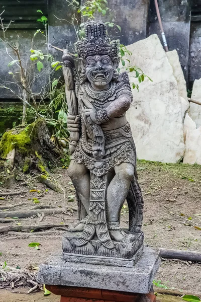 힌두교 사원 푸라 티르타 엠풀의 동상 — 스톡 사진