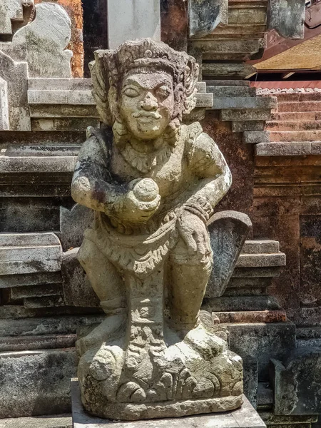 Standbeeld in hindoe tempel Pura Tirta Empul — Stockfoto