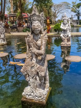 BALI, INDONEZYA - 18 Eylül 2018 'de Tirta Gangga Tapınağında heykel, Bali, Endonezya