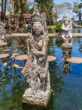 BALI, INDONEZYA - 18 Eylül 2018 'de Tirta Gangga Tapınağında heykel, Bali, Endonezya