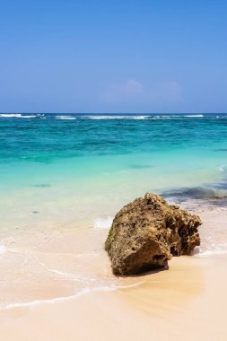 Taş ve Hint Okyanusu 'na ve Bali, Endonezya' da beyaz kumla Karma Sahili 'ne gündüz bakışı