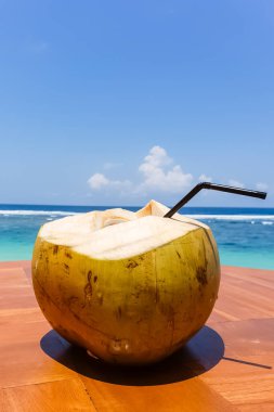 Endonezya, Bali sahilindeki deniz dibinde taze hindistan cevizi içeceğinin yakın görüntüsü