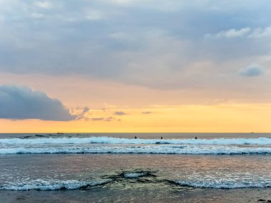 Endonezya, Bali 'deki Suluban plajından Hint Okyanusu' nun inanılmaz gün batımı manzarası