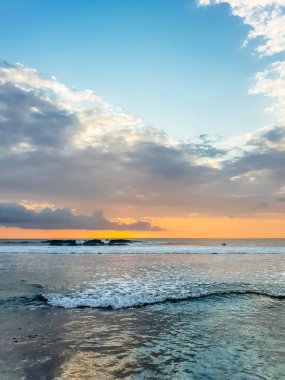 Endonezya, Bali 'deki Suluban plajından Hint Okyanusu' nun inanılmaz gün batımı manzarası