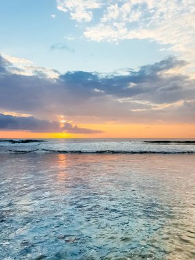 Endonezya, Bali 'deki Suluban plajından Hint Okyanusu' nun inanılmaz gün batımı manzarası