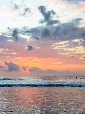 Endonezya, Bali 'deki Suluban plajından Hint Okyanusu' nun inanılmaz gün batımı manzarası