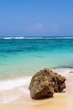 Taş ve Hint Okyanusu 'na ve Bali, Endonezya' da beyaz kumla Karma Sahili 'ne gündüz bakışı