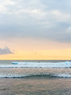 Endonezya, Bali 'deki Suluban plajından Hint Okyanusu' nun inanılmaz gün batımı manzarası