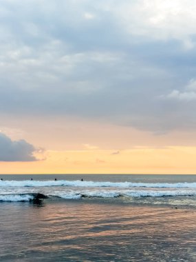 Endonezya, Bali 'deki Suluban plajından Hint Okyanusu' nun inanılmaz gün batımı manzarası