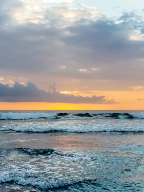 Endonezya, Bali 'deki Suluban plajından Hint Okyanusu' nun inanılmaz gün batımı manzarası