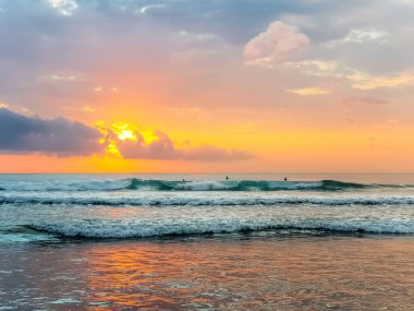 Endonezya, Bali 'deki Suluban plajından Hint Okyanusu' nun inanılmaz gün batımı manzarası