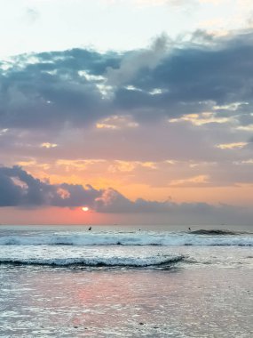 Endonezya, Bali 'deki Suluban plajından Hint Okyanusu' nun inanılmaz gün batımı manzarası