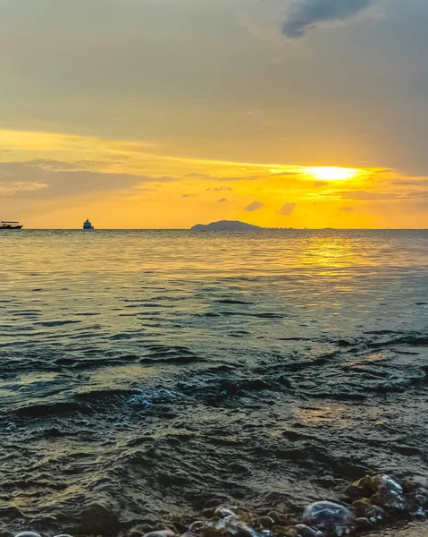中国の三亜湾から南シナ海で素晴らしい夕日の景色 — ストック写真