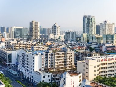 SANA, HAINAN, ÇİN - 13 Ekim: Sanya şehrinin güneşli bir günde 13 Ekim 2019 'da Sanya, Hainan, Çin' de manzarası