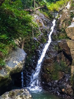 Yanoda yağmur ormanlarındaki şelale ve dağ nehri Kültürel Turizm Bölgesi, Hainan, Çin