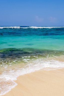 Hint Okyanusu ve Karma Sahili 'nin gündüz manzarası Bali, Endonezya' da beyaz kumlu.