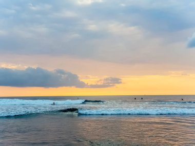 Endonezya, Bali 'deki Suluban plajından Hint Okyanusu' nun inanılmaz gün batımı manzarası