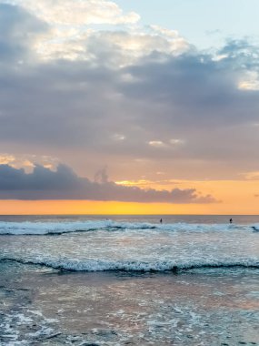Endonezya, Bali 'deki Suluban plajından Hint Okyanusu' nun inanılmaz gün batımı manzarası