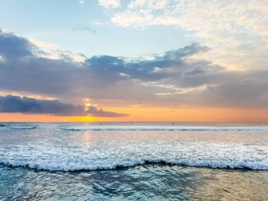 Endonezya, Bali 'deki Suluban plajından Hint Okyanusu' nun inanılmaz gün batımı manzarası