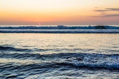 Endonezya, Bali 'deki Suluban plajından Hint Okyanusu' nun inanılmaz gün batımı manzarası