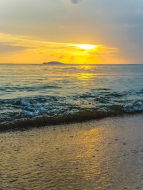 Sanya Körfezi 'nden Çin' in güneyindeki Sanya Körfezi 'ne inanılmaz bir gün batımı manzarası.