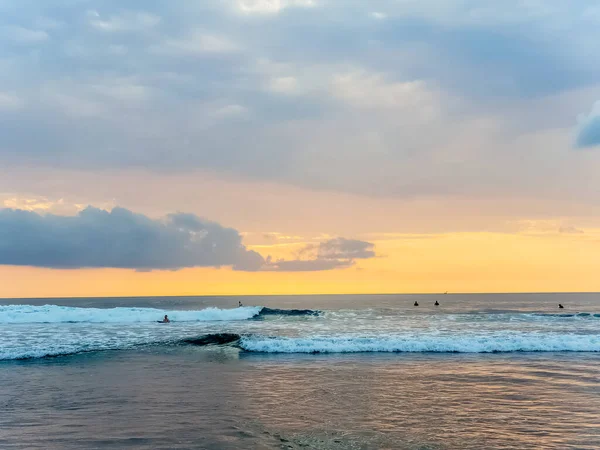 Endonezya, Bali 'deki Suluban plajından Hint Okyanusu' nun inanılmaz gün batımı manzarası