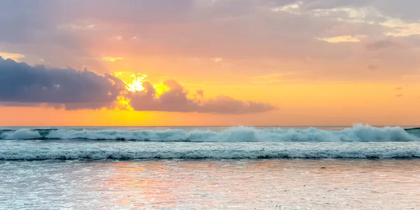 Vista Incrível Pôr Sol Oceano Índico Praia Suluban Bali Indonésia — Fotografia de Stock